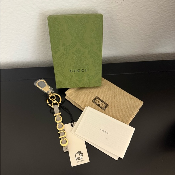 Gucci KEYCHAIN WITH GUCCI SCRIPT, NWT, Grey - Picture 2 of 7